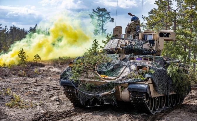 На фото: боевая машина M2 Bradley.