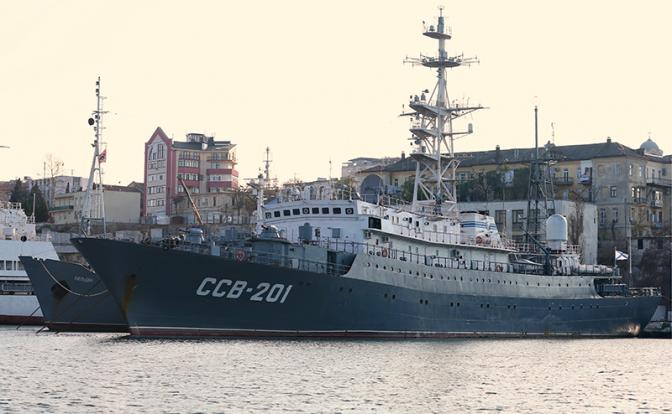 На фото: разведывательный корабль "Приазовье" в бухте Севастополя.