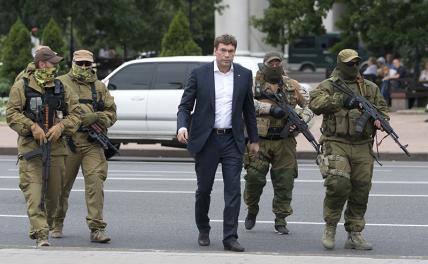 На фото (в центре): политик, экс-спикер парламента Новороссии Олег Царев.