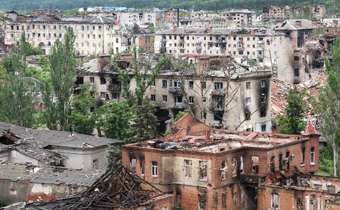 На фото: вид на жилые дома, разрушенные в результате боевых действий.