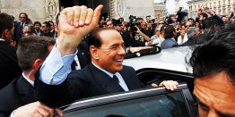 Умер Сильвио Берлускони: всегда с ровным южным загаром и в идеальном, обычно черном костюме. Таким знают Сильвио Берлускони по всему миру
