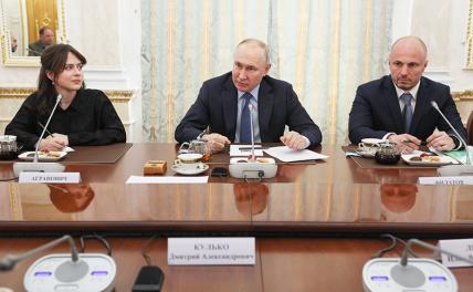 На фото: президент РФ Владимир Путин (в центре) во время встречи с военными корреспондентами в Кремле