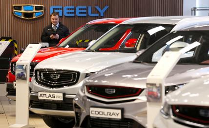 На фото: Санкт-Петербург. Автомобили в дилерском центре китайской компании Geely automobile.