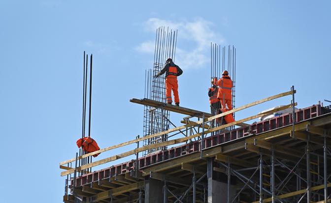 Рекорды ипотеки: россияне в панике снимают рублевые сбережения