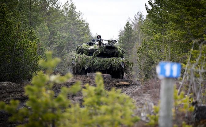 Эксперт рассказал, кто и как сжигает западные танки