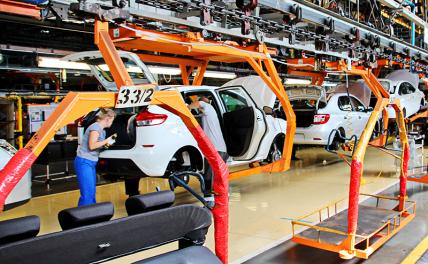 На фото: сборка автомобилей Lada на заводе АвтоВАЗ.