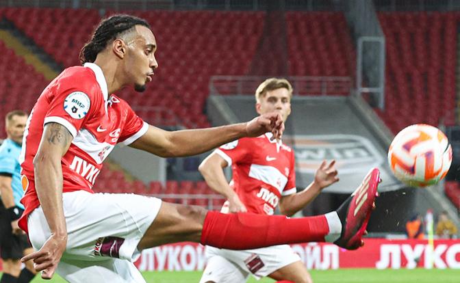 На фото: футболист Томаш Тавареш