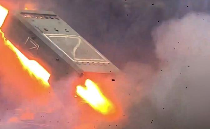 На фото: боевая работа расчетов тяжелых огнеметных систем ТОС-1А "Солнцепек"