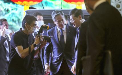 На фото: госсекретарь США Энтони Блинкен (в центре) с министром иностранных дел Китая Цинь Ган (в центре справа) в Государственном гостевом доме Дяоюйтай в Пекине во время визита в Китай.
