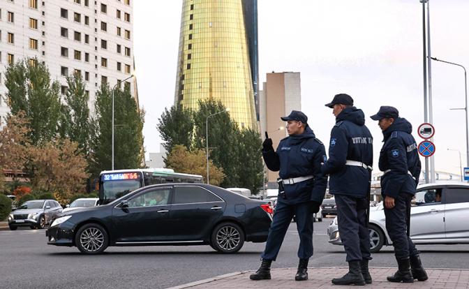 В Астане вооружённый мужчина захватил заложников и заперся с ними в банке