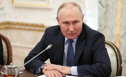 На фото: президент РФ Владимир Путин во время встречи с военными корреспондентами в Кремле.