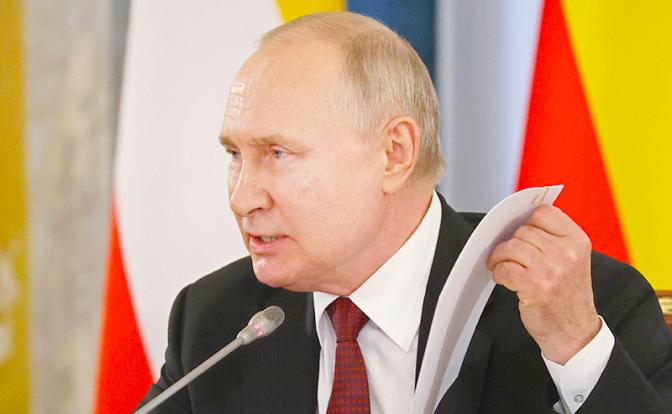 На фото: президент РФ Владимир Путин во время встречи с лидерами африканских государств по вопросу урегулирования украинского кризиса в Константиновском дворце.