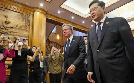 На фото: госсекретарь США Энтони Блинкен и министр иностранных дел Китая Цинь Ган (слева направо) во время встречи в Пекине.