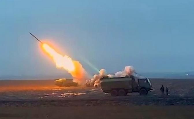 На фото: боевая работа расчетов реактивных систем залпового огня (РСЗО) "Торнадо-С".