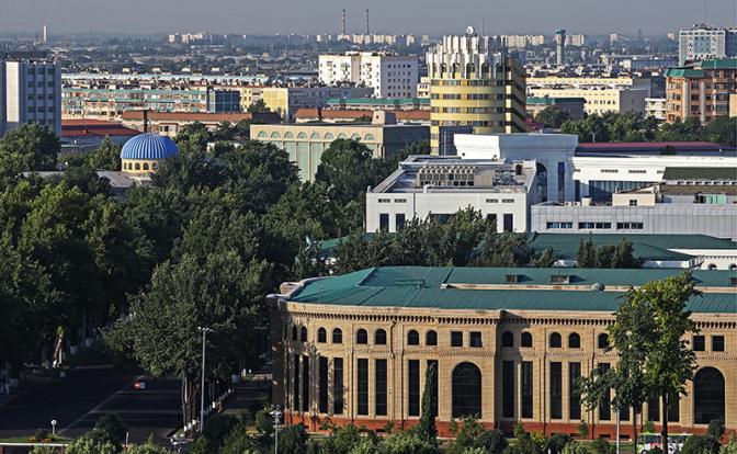 На фото: вид на город с крыши гостиницы City Palace.