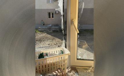 На фото: под обстрелом ВСУ Валуйский городской округ. Есть повреждения в 5 многоквартирных домах и 4 частных домовладениях: выбиты окна, посечены фасады. В одном из домовладений горит хозпостройка.