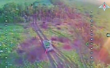 Минобороны РФ показало на видео поражение танка Leopard дроном-камикадзе