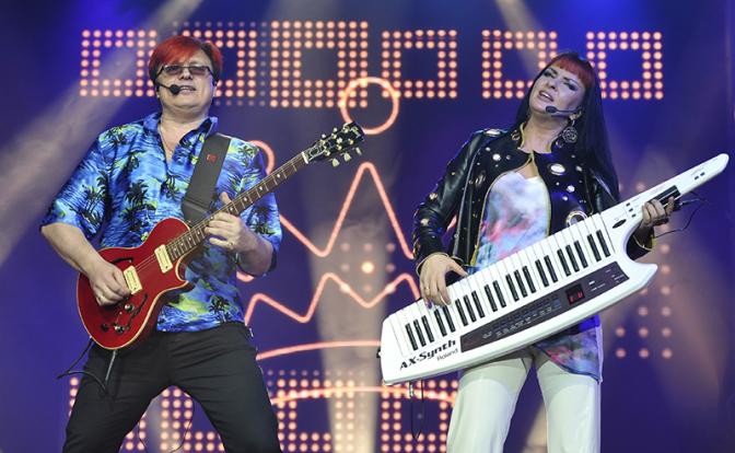 На фото: солисты группы "Божья коровка" — Владимир Воленко и Наталья Шоколадкина