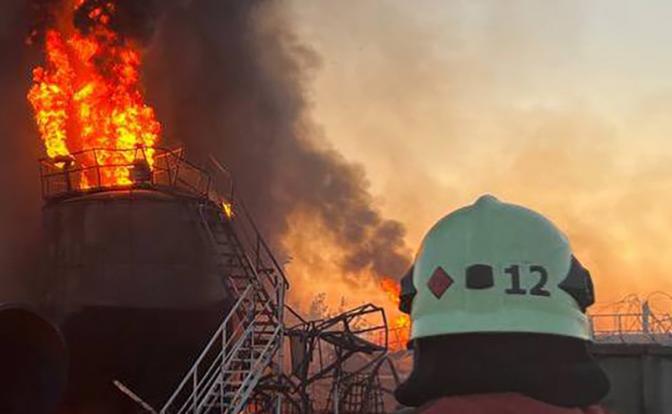 Сильный пожар произошел на стройплощадке в Москве