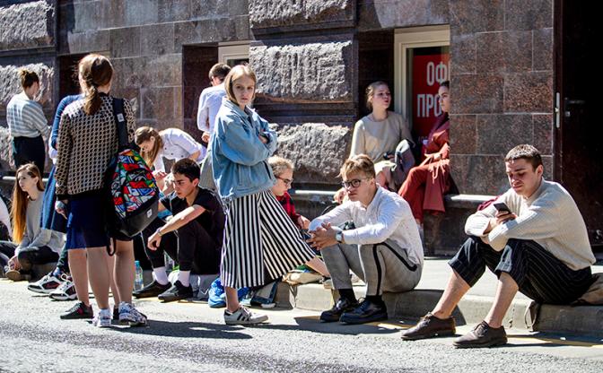 На фото: абитуриенты перед прослушиванием для поступления на актерский и режиссерский факультеты Российского института театрального искусства (ГИТИС).