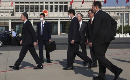На фото: госсекретарь США Энтони Блинкен (слева) в Пекине.