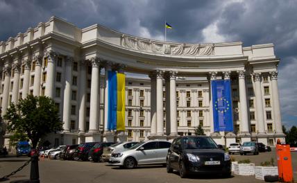 На фото: здание министерства иностранных дел Украины