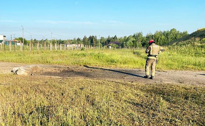 На фото:место падения БПЛА.По сообщению губернатора региона Воробьева, два беспилотных летательных аппарата (БПЛА) самолетного типа упали ориентировочно в 05:30 и 05:50 утра на подлете к складам одной из воинских частей в Наро-Фоминском округе Подмосковья