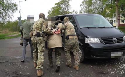 На фото: задержание жителя Советско-Гаванского района по подозрению в государственной измене в виде финансирования ВСУ через криптовалюту.