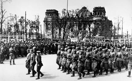 На фото: советские войска у рейхстага, 9 мая 1945 года.