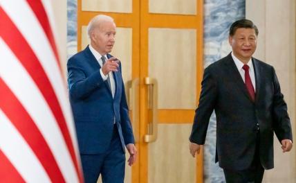 На фото (слева направо): президент США Джо Байден и председатель КНР Си Цзиньпин