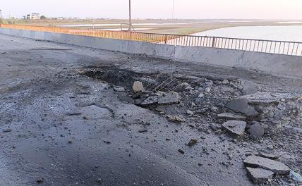 На фото: поврежденный в результате взрыва мост на административной границе между Херсонской областью и Крымом около Чонгара.