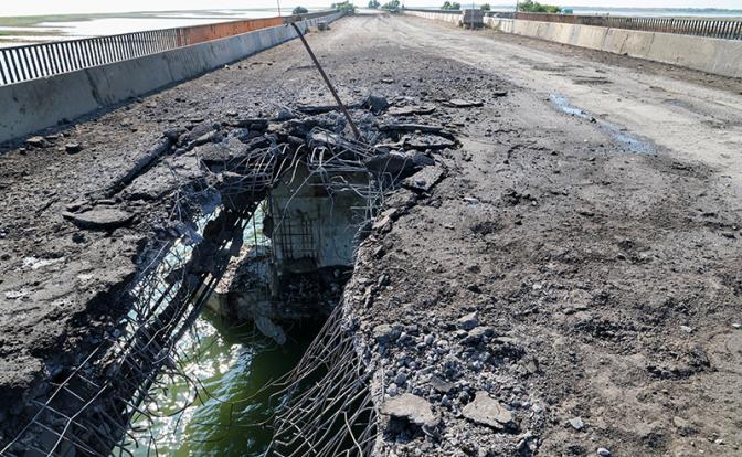 На фото: поврежденный мост недалеко от Чонгара.