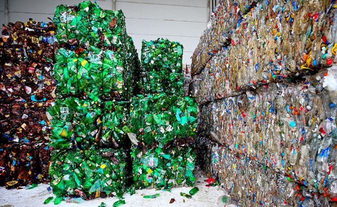 На фото: прессованные пластиковые бутылки в брикетах на мусороперегрузочной станции ООО ПЖКХ "Чистый город" на улице Васильченко в Московском районе.