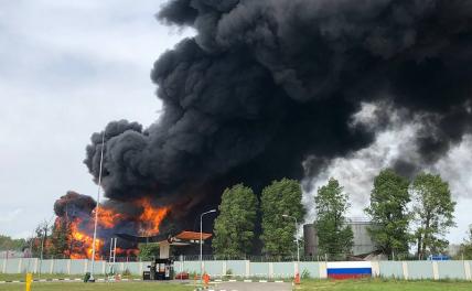 На фото: дым от возгорания резервуара с топливом в Воронеже.