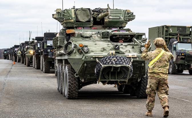 На фото: колесный танк армии США «Страйкер»