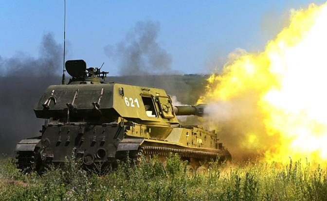 На фото: стрельба из самоходной гаубицы «Акация»