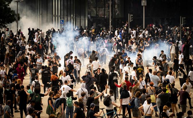 На фото: протест против полицейского произвола во Франции