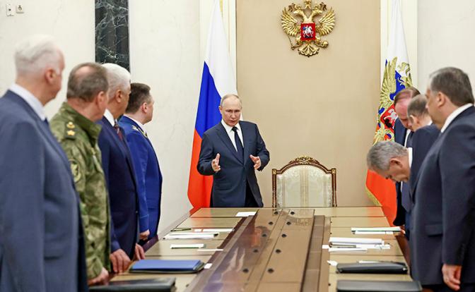 На фото: президент Росси Владимир Путин во время совещания с руководителями силовых ведомств в Кремле.