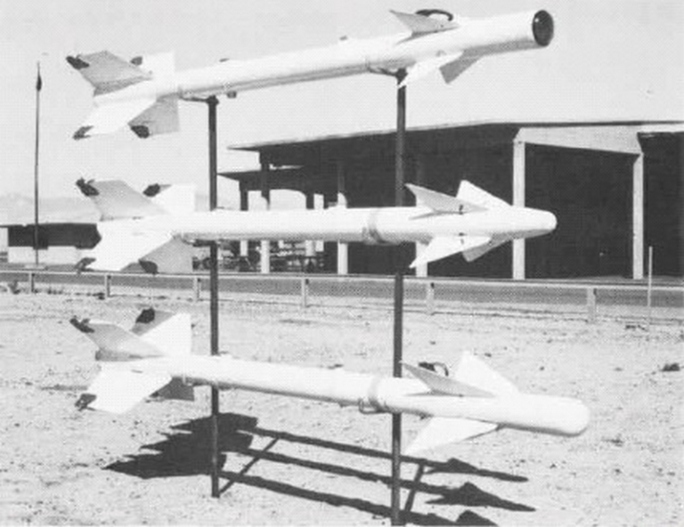 На фото: ракеты «Сайдуайндер» первых модификаций AIM-9B, AIM-9D, AIM-9C (сверху вниз), начало 1970-х.