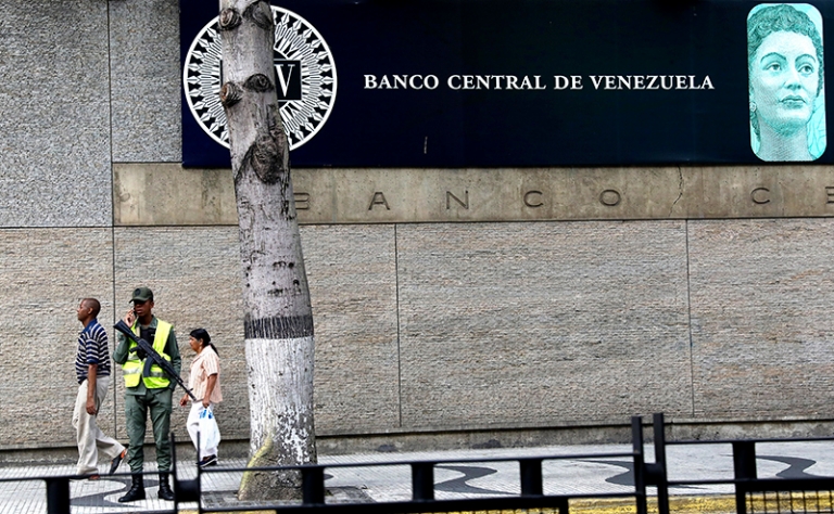 На фото: вид на здание Центрального банка Венесуэлы.