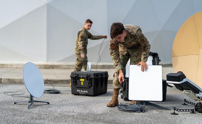 На фото: терминалы Starlink