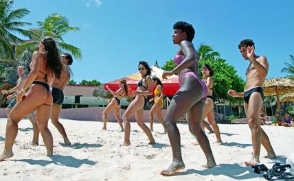На фото: туристы на пляже Варадеро, Куба.