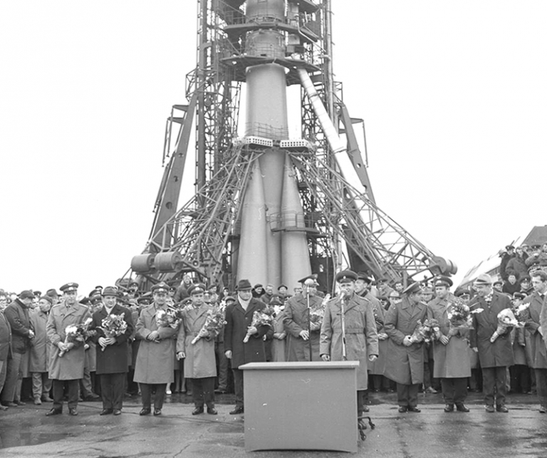 На фото: семь космонавтов (с цветами в руках) и старшие советские космические менеджеры собрались перед ракетой для полета «Союз-6» за день до запуска. 1969 год.