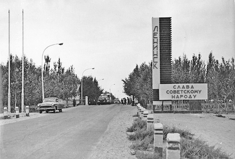 29 января 1958 года Посёлок «Заря» был переименован в посёлок «Ленинский» (на фото).