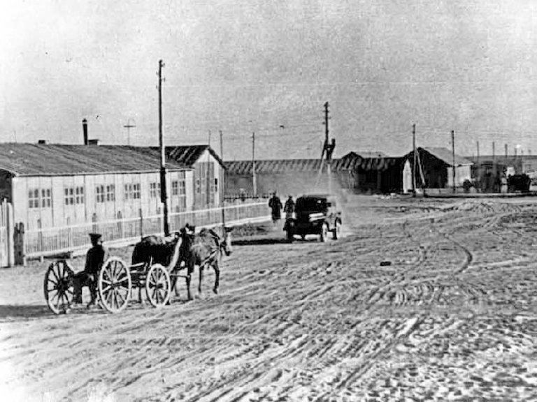 На фото: одна из первых улиц города Пионерская.