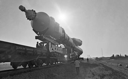 На фото: вывоз ракеты-носителя Союз-У 11А511У с кораблем «Союз-37» на старт на космодроме Байконур, Ленинск,  Казахская ССР, СССР. 23 июля 1980 г. 1980 год.