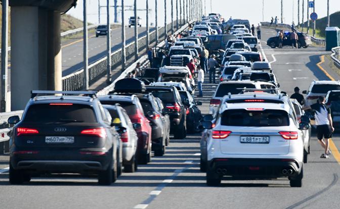 На фото: очередь из автомобилей в сторону Крымского моста.