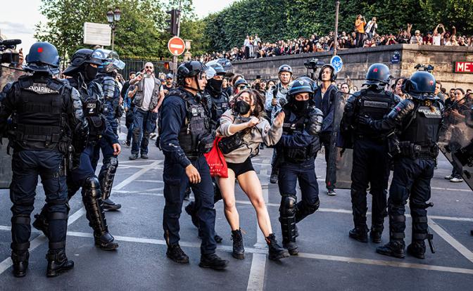 На фото: беспорядки во Франции после убийства 17-летнего подростка полицейским