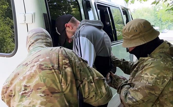 На фото: задержание сотрудниками ФСБ России гражданина РФ, завербованного, по информации ФСБ РФ, для подрыва автомобиля главы Крыма Сергея Аксенова.
