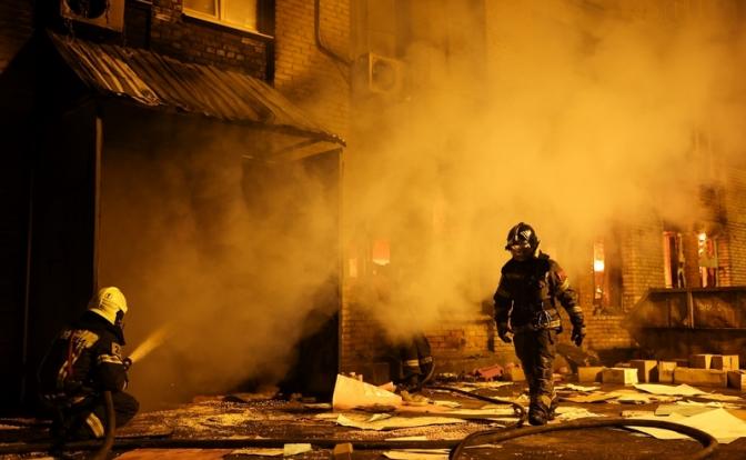 На фото: сотрудники МЧС России во время тушения пожара в складском помещении. По информации экстренных служб, горит здание цеха бывшей мебельной фабрики на площади 1 тыс. кв. метров.